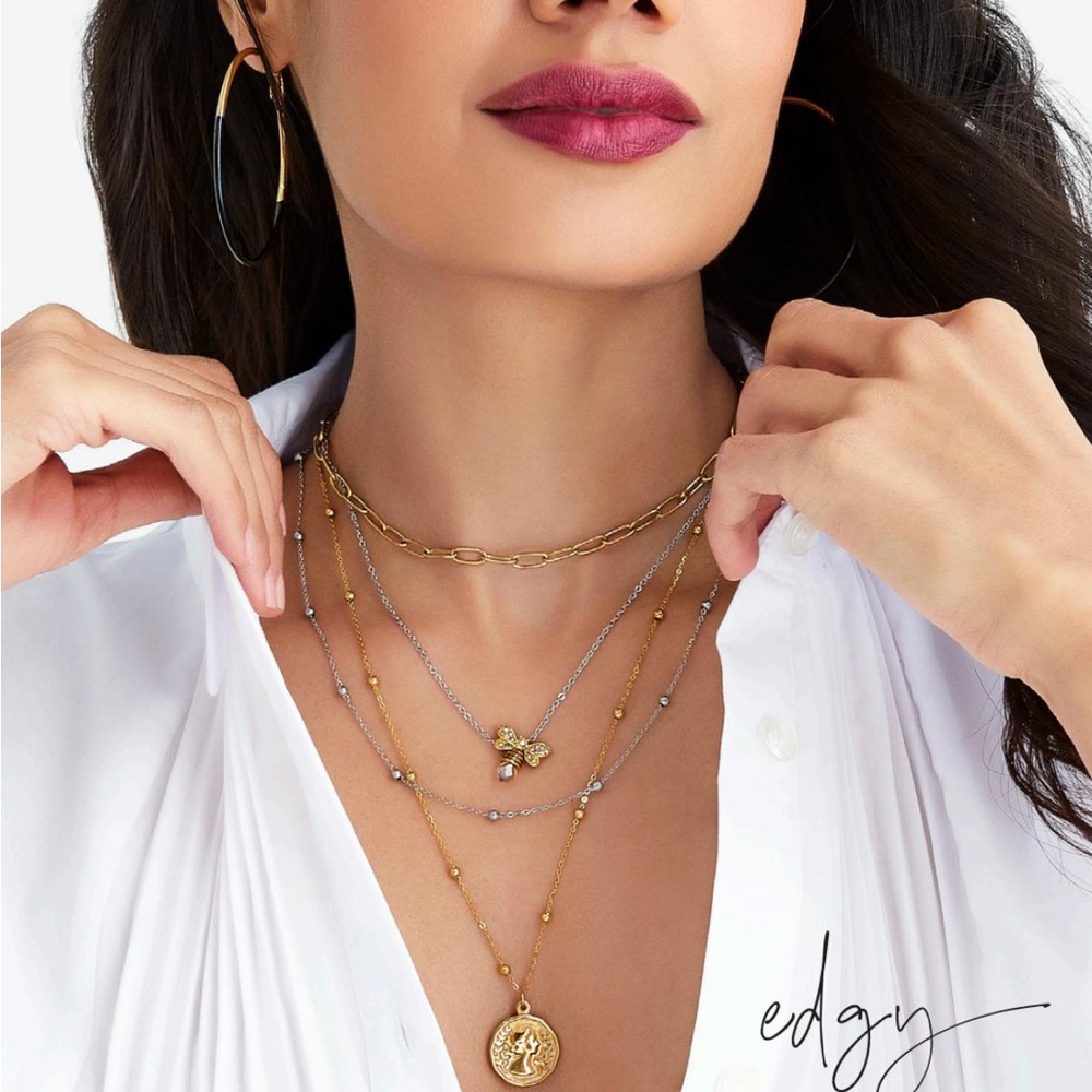 NEW Unique Bee🐝 stainless steel and DiAmi® crystals Necklace. Gold finish.